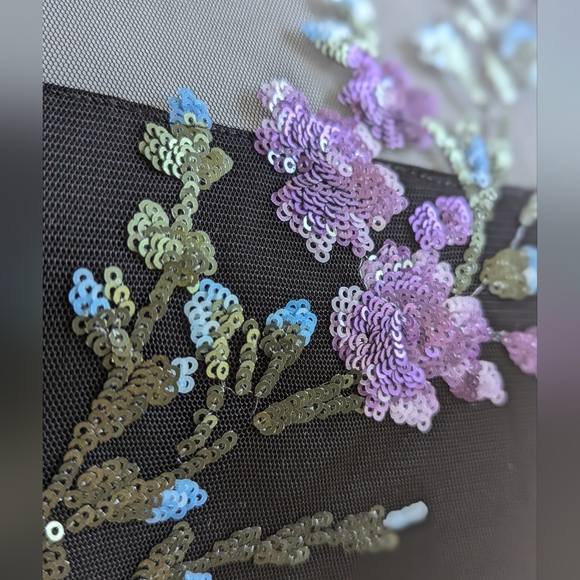 EUC Romantic Sequin Flower Tee from White House Black Market Size M - Picture 3 of 10